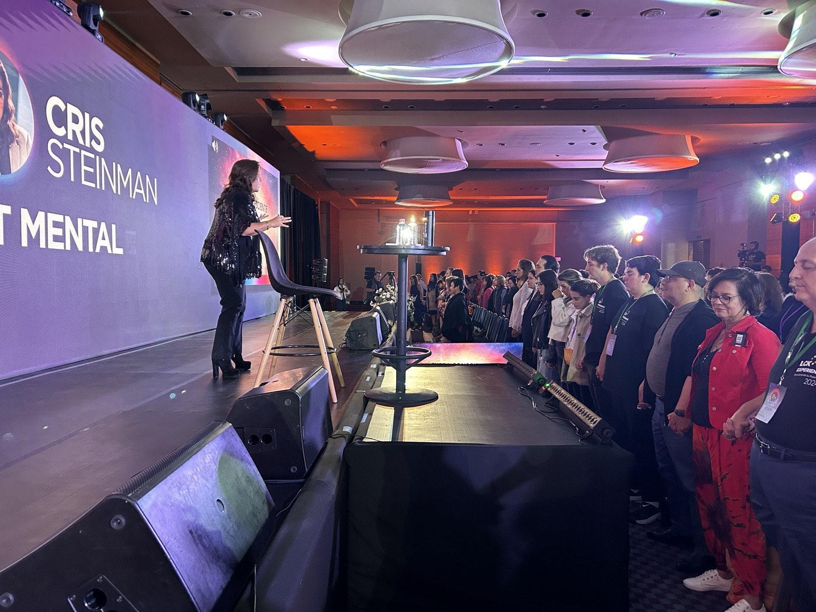 Cris Steinman impartiendo Fit Mental en el escenario