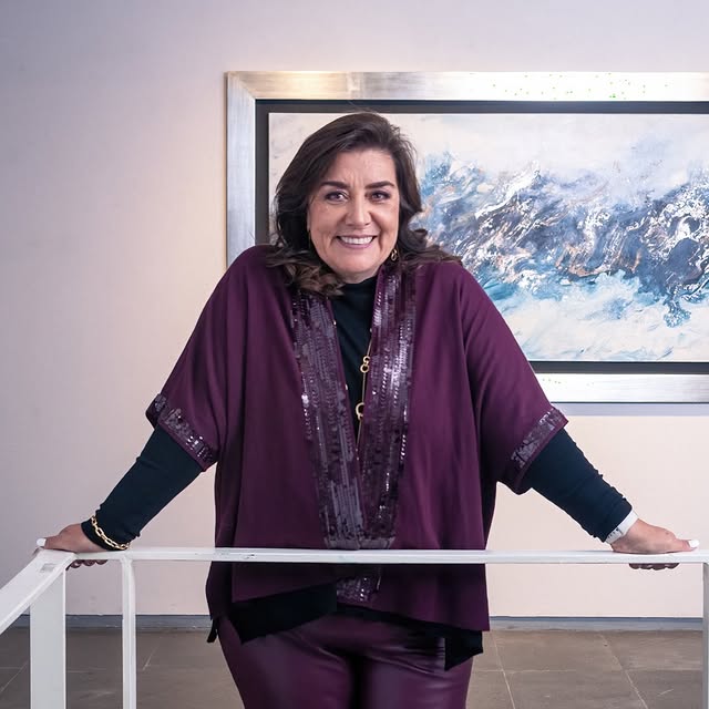Cris Steinman en su galería junto a una de sus obras