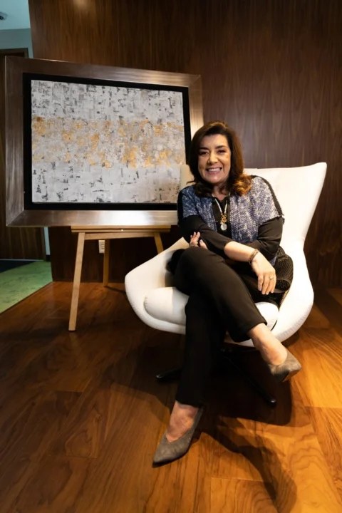 Cris Steinman junto a una de sus obras